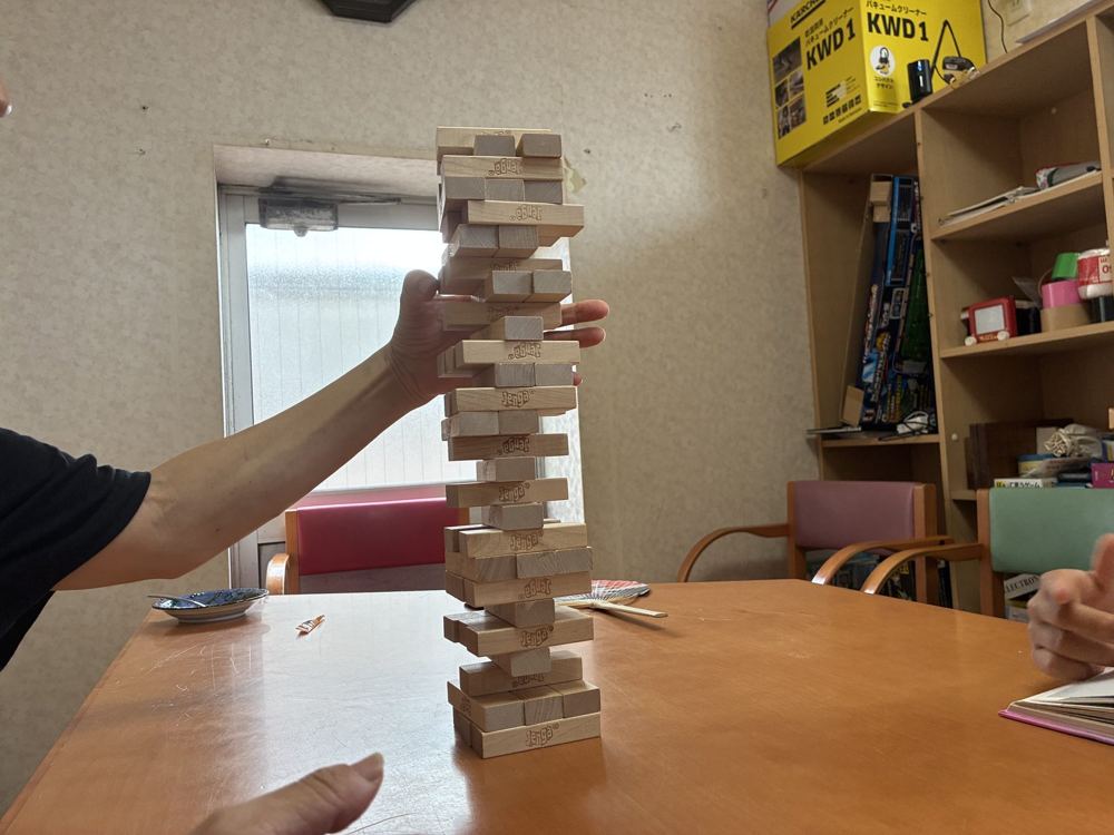 ジェンガで遊んでいるところ