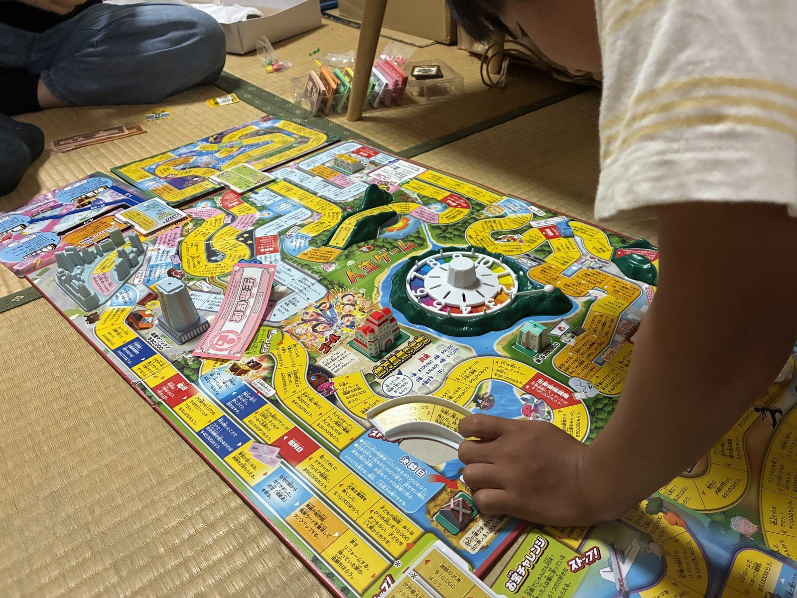 人生ゲームで遊んでいるところ