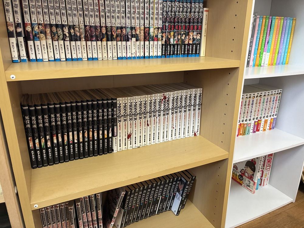 マンガがならぶ本棚