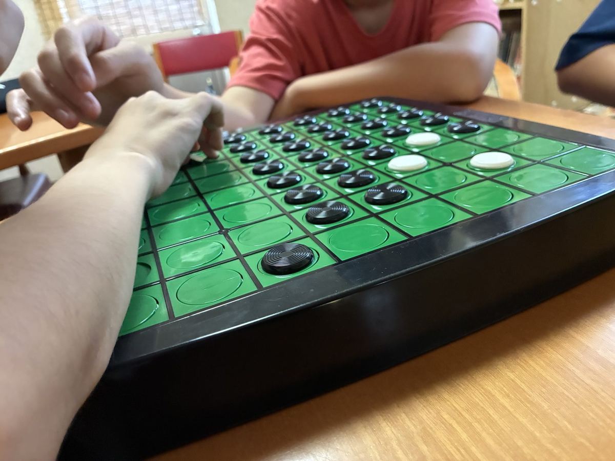 オセロで遊んでいるところ