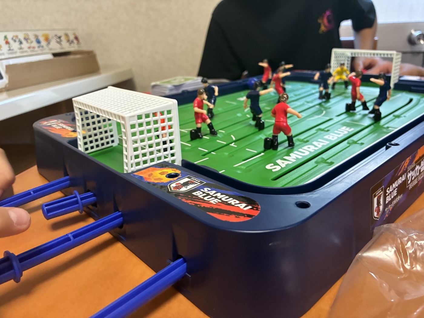 テーブルサッカーゲームで遊ぶこどもたち
